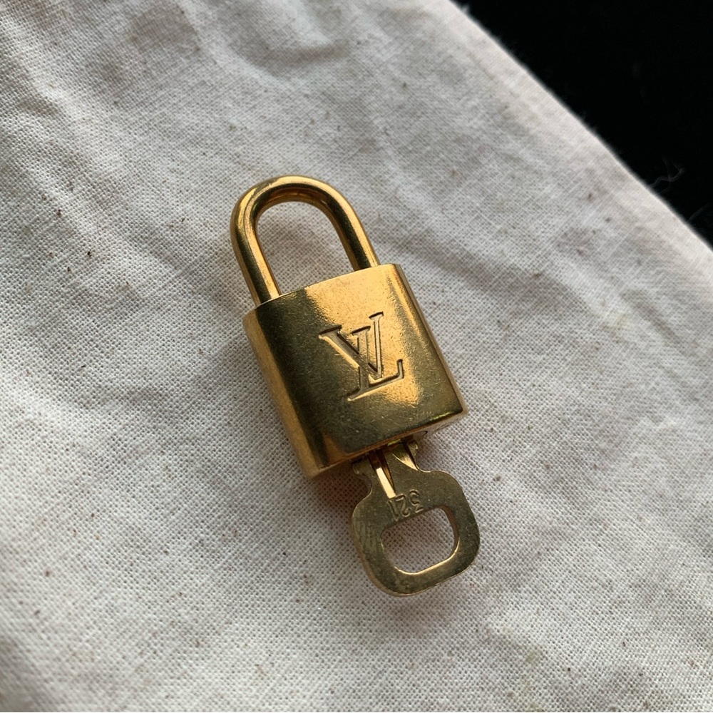$300 LOUIS VUITTON LOCK & KEY #321